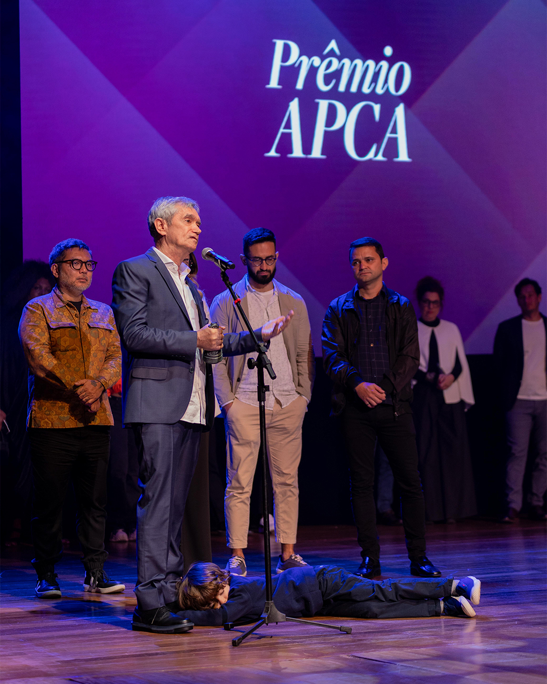 Serginho Groisman sendo premiado na cerim&ocirc;nia do pr&ecirc;mio APCA.