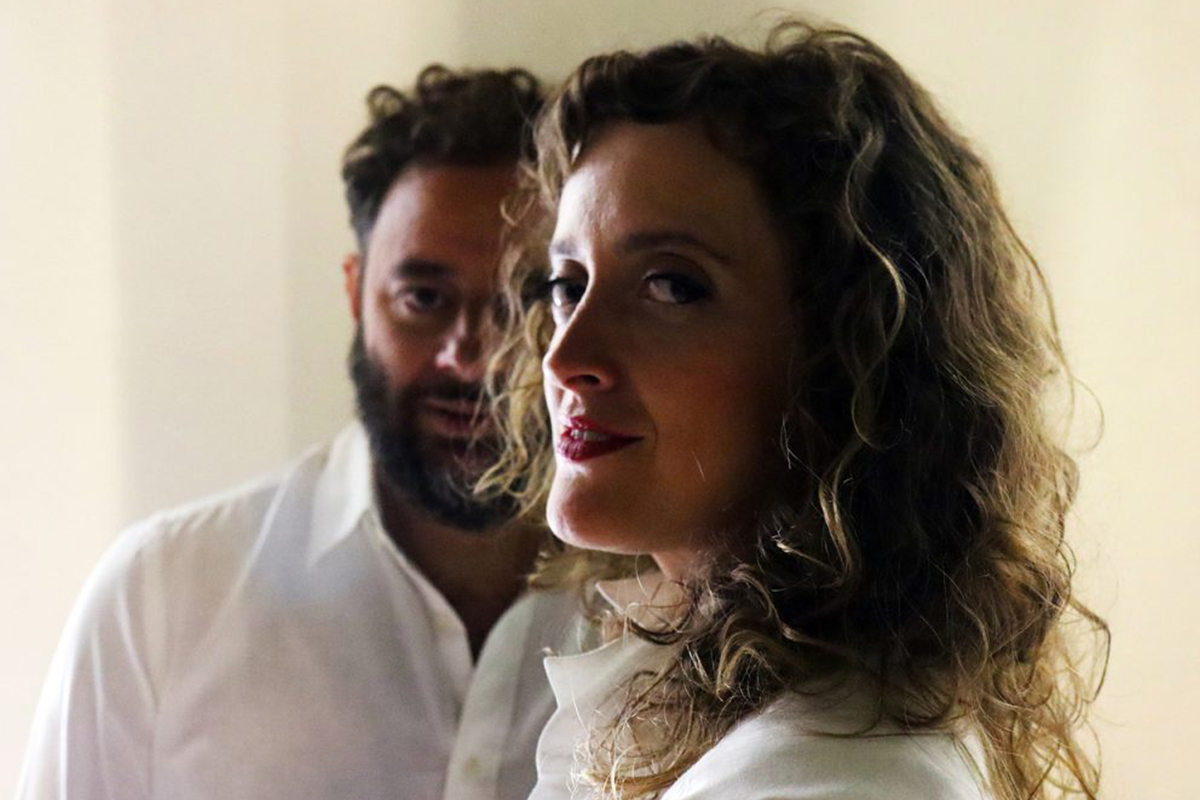 Laura Lavieri e Cacá Machado interpretam álbum branco de João Gilberto