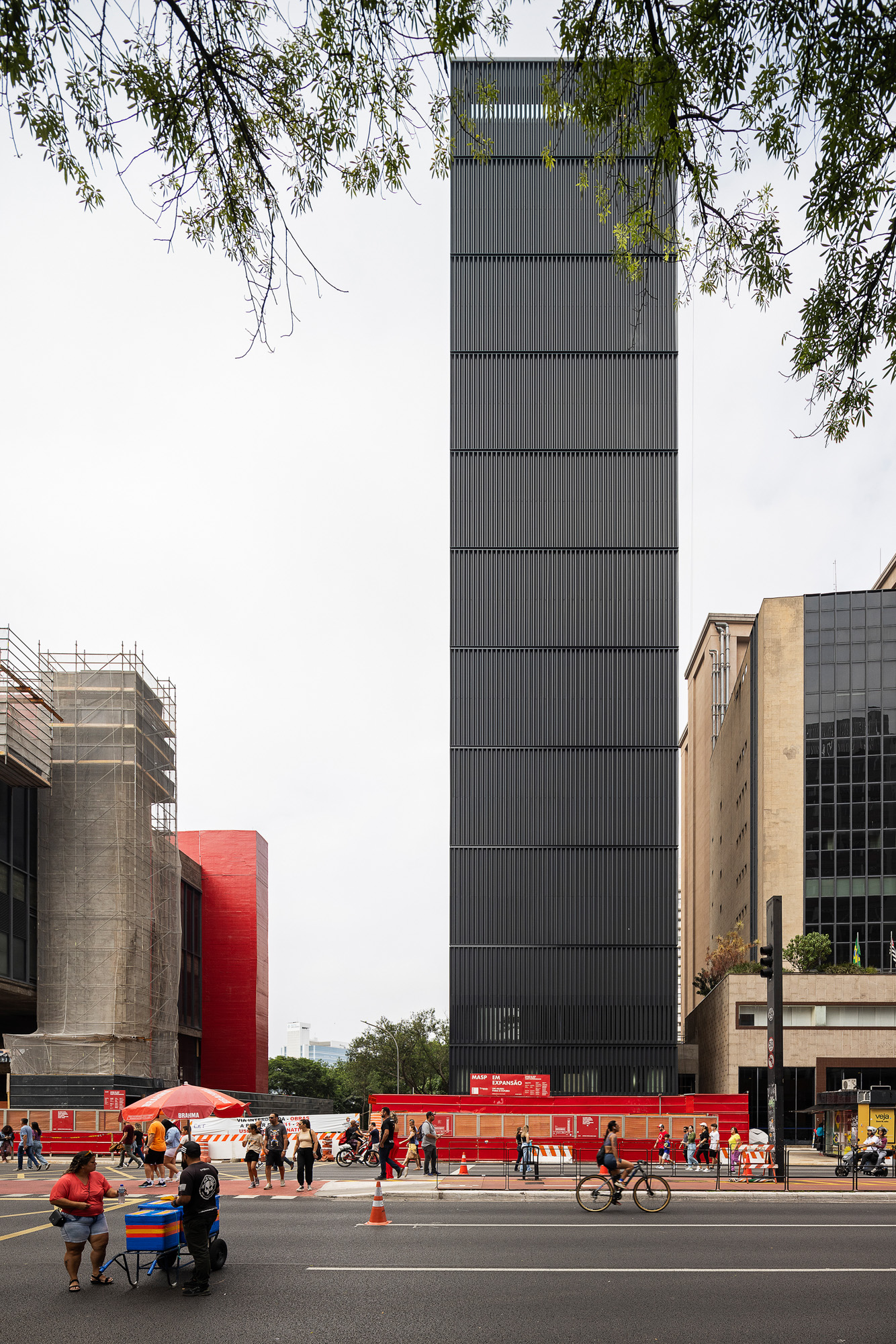 Fachado do edif&iacute;cio ainda com tapume da obra
