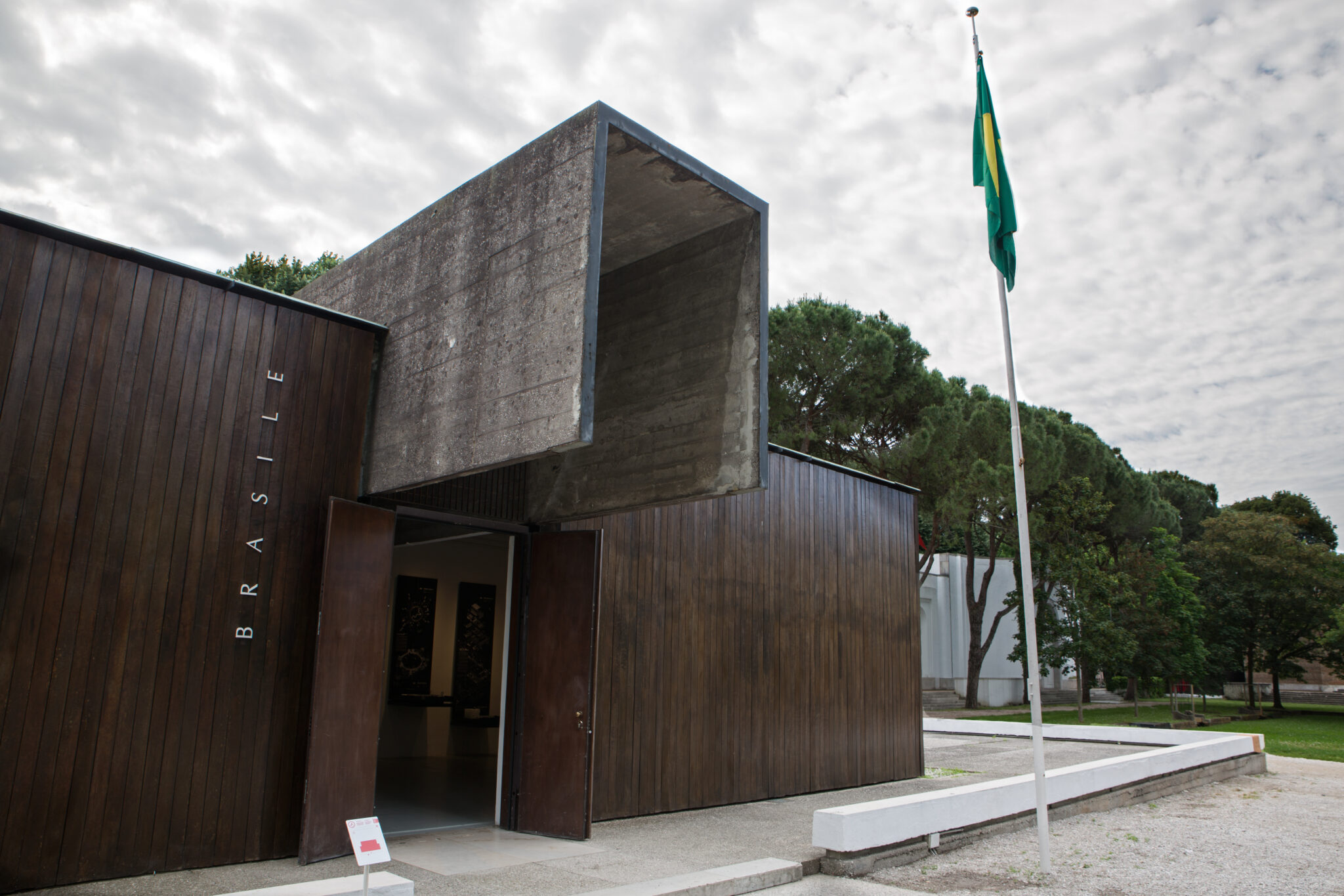 Greve, renúncia e protestos: entenda todas as polêmicas da 61ª Bienal de Veneza