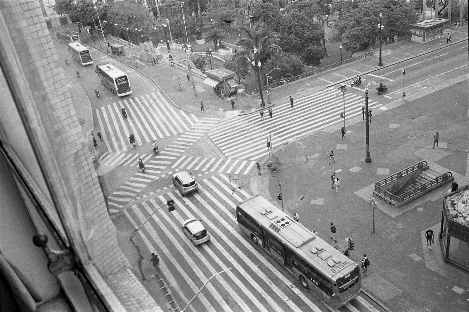 Poesia no Centro: festival ocupa São Paulo com mesas, leituras e performances