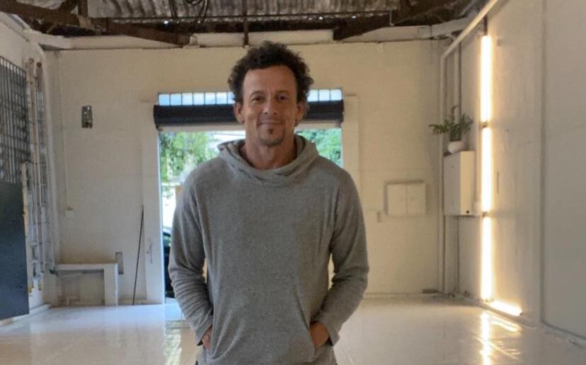 Bailarino Henrique Lima cria técnica própria em diálogo constante com o chão