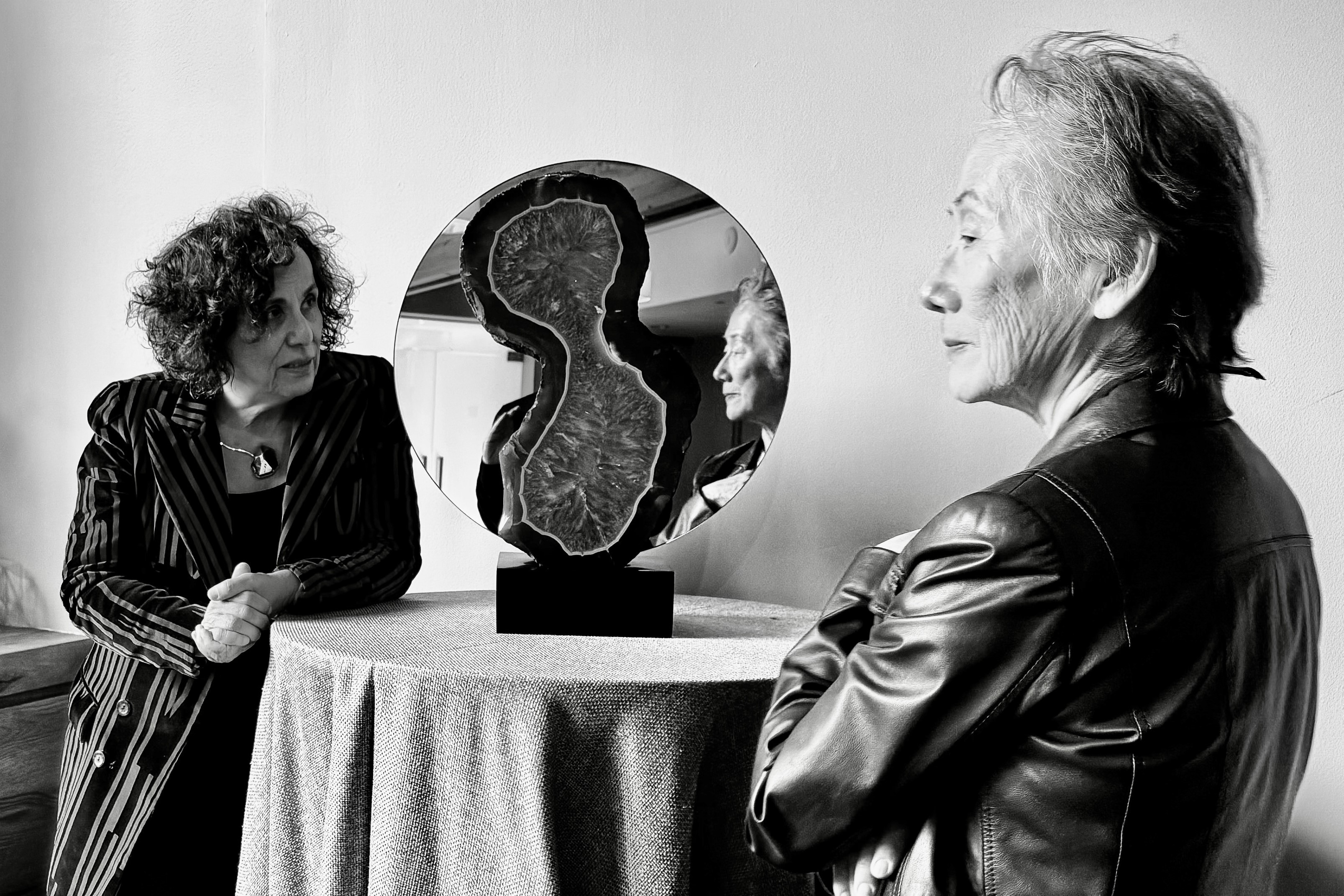 Denise Milan exibe nova exposição com cristais: “É como um épico”