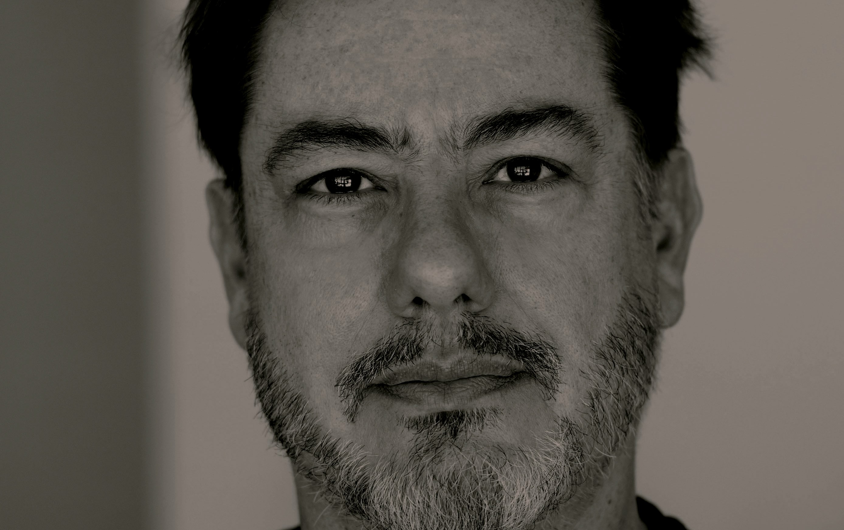 Leo Aversa conta o que viveu ao fotografar Chico Buarque, Marisa Monte e mais